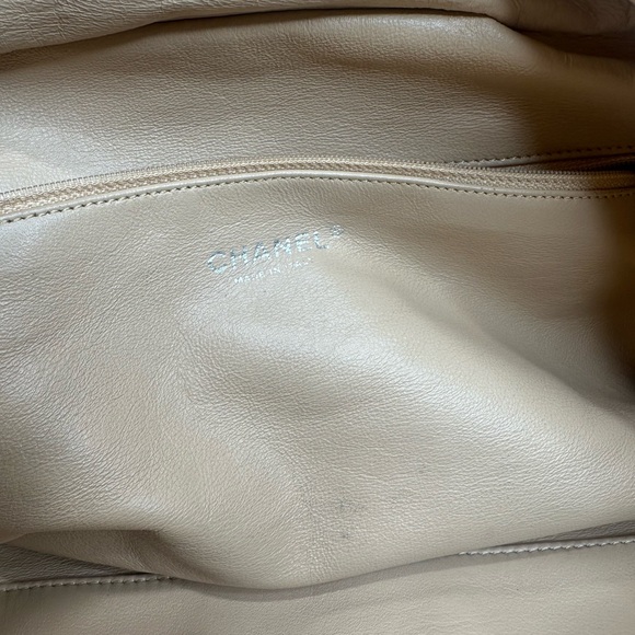 CHANEL CALF LEATHER MEDIUM LUXE LIGNE BEIGE BOWLER shoulder bag - Picture 15 of 16